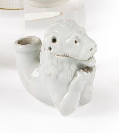 null Tournai
Pipe en porcelaine émaillée blanche en forme de lion couché, les pattes...