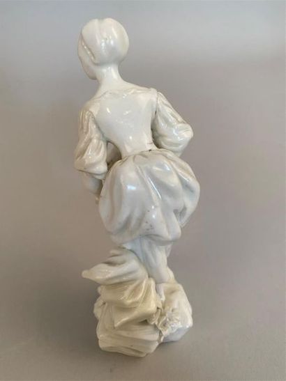 null Tournai
Statuette en porcelaine tendre émaillée blanche représentant une jeune...