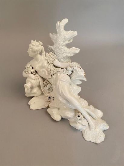 null Vincennes
Statuette en porcelaine tendre émaillée blanche représentant une baigneuse...