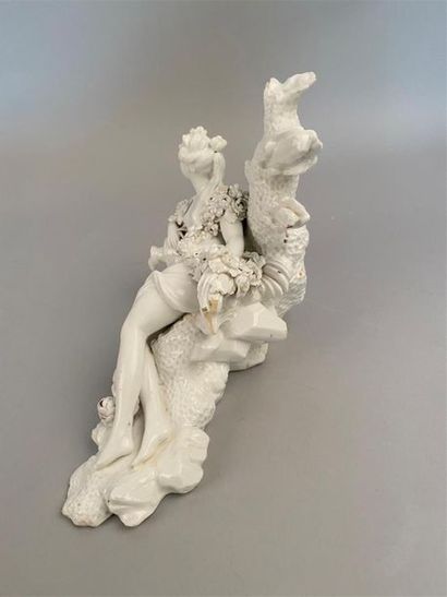 null Vincennes
Statuette en porcelaine tendre émaillée blanche représentant une baigneuse...