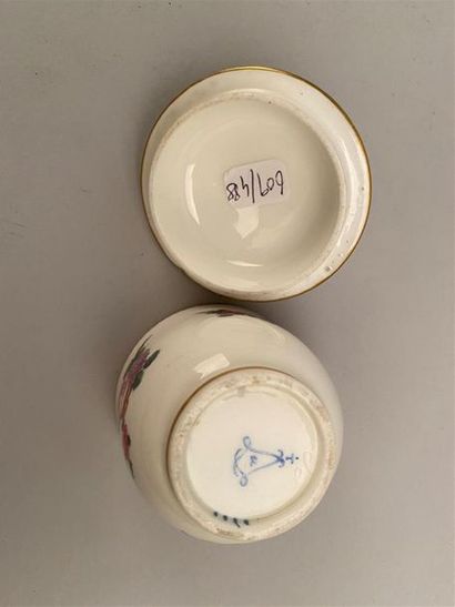 null Sèvres
Pot à sucre Calabre couvert en porcelaine tendre à décor polychrome de...