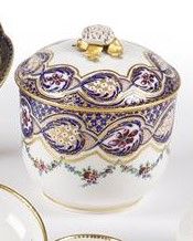 null Sèvres
Pot à sucre Calabre couvert en porcelaine tendre à décor polychrome d'une...