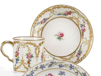 null Sèvres
Gobelet litron et sa soucoupe en porcelaine tendre de la troisième grandeur...