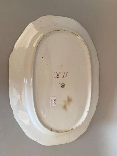null Saint-Pétersbourg
Plat ovale à bord contourné en porcelaine à motifs de vannerie...