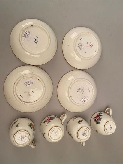 null Sèvres
Quatre gobelet Bouillard et leur soucoupe en porcelaine tendre à décor...