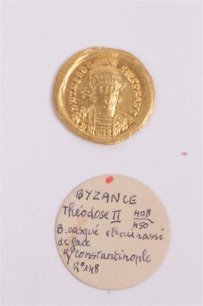 null * THEODOSE II (408-450). Solidus. Constantinople. Buste de L'empereur de f....