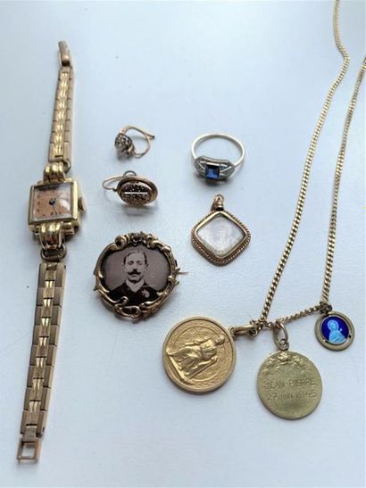 null Lot en or 750 millièmes et métal comprenant : collier articulé - médailles -...