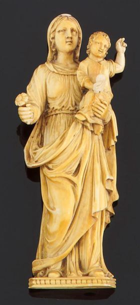 null STATUETTE en ivoire sculpté figurant la Sainte Vierge une fleur dans une main,...