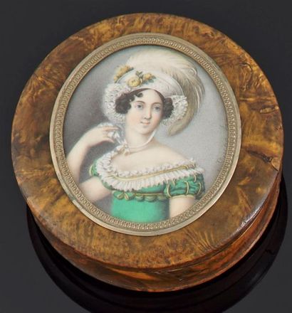 null Boîte ronde en loupe ornée d'une miniature représentant une jeune femme coiffée...
