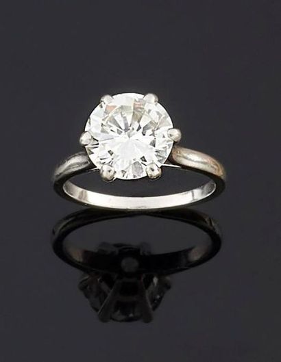 null Bague en platine 850 millièmes ornée d'un diamant rond de taille brillant.
Tour...