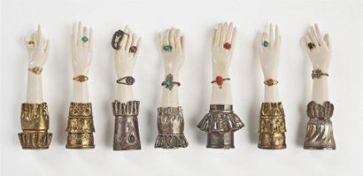 null Sept mains de femme formant porte bague en ivoire, agrémentées de bijoux sertis...