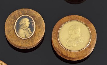 null Deux boîtes rondes en loupe, une ornée du profil de Louis XVIII Roi de France...