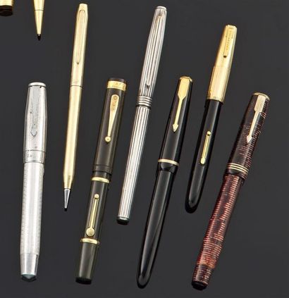 null Lot de sept stylos plume, mine ou feutre en bakélite et métal.