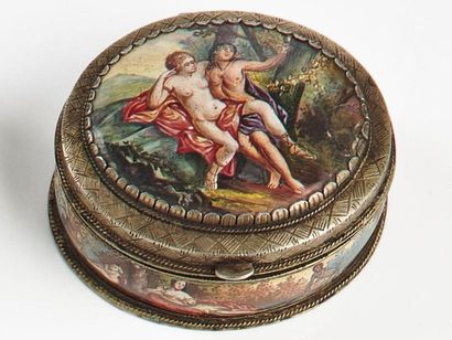 null Boite ovale en vermeil émaillé de scènes mythologiques. 
Autriche, XIXème siècle
Orfèvre :...
