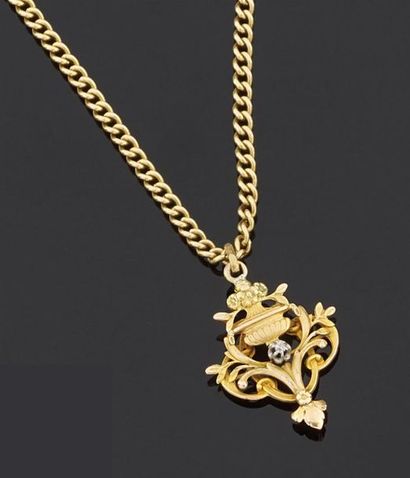 null Collier articulé en or jaune 750 millièmes retenant un motif en or jaune 750...