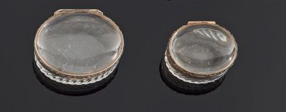 null Deux boîtes de forme ovale à cotes torses en cristal, la monture en argent guilloché...