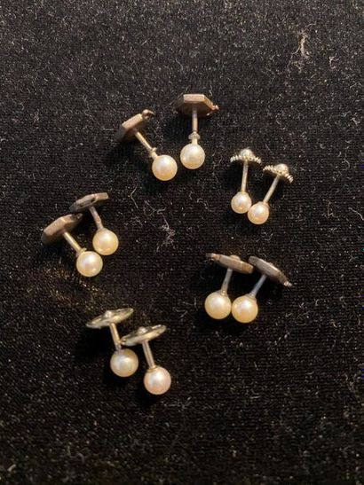 null Ensemble de cinq paires de boucles d'oreille, chacune ornée de perles de culture,...