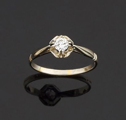 null Bague en or gris 750 millièmes ornée d'un diamant rond de taille brillant entre...