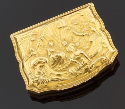 null Boîte en or jaune 750 millièmes à contours décorée en repoussé d'un couple galant...
