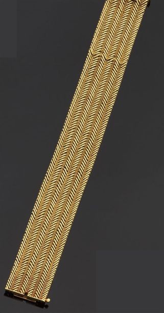 null Bracelet ruban en or jaune 750 millièmes, les maillons à décor de chevrons....