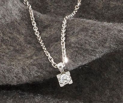 null Collier articulé en or gris 750 millièmes retenant en pendentif un diamant rond...
