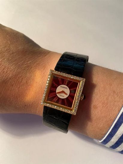 null Montre-bracelet de dame, la montre de forme carrée en or jaune 750 millièmes,...