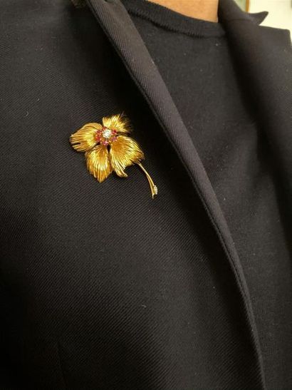 null VAN CLEEF & ARPELS
Broche fleurs en or jaune 750 millièmes, le pistil orné d'un...