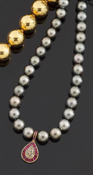 null Collier de quarante-deux perles de culture grises (Tahiti) en légère chute,...