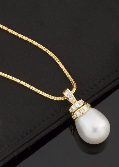 null Collier articulé en or jaune 750 millièmes retenant en pendentif une perle de...