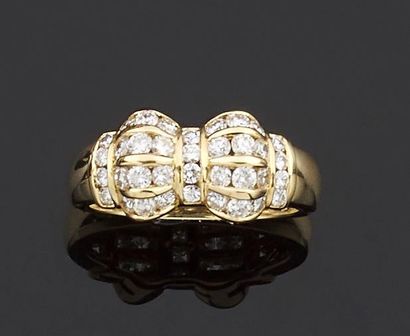 null Bague en or jaune 750 millièmes à décor bombé, sertie de diamants ronds de taille...