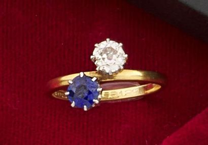 null Bague "Toi & Moi" en or jaune 750 millièmes sertie d'un diamant de taille ancienne...