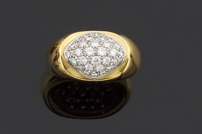 null Bague en or jaune 750 millièmes ornée d'un motif losangique pavé de diamants...