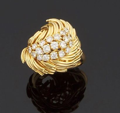 null Bague "feuillage" en fils d'or jaune 750 millièmes partiellement sertie de diamants...