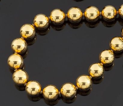 null Collier de vingt-cinq boules d'or choker en or jaune 750 millièmes uni, le fermoir...