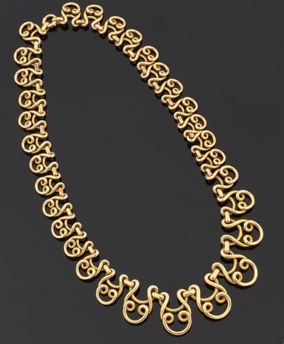 null Collier draperie en or jaune 750 millièmes, les motifs à enroulement en chute.
Longueur...