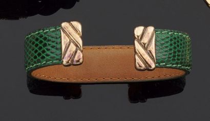 null ZEGER & MAN
Bracelet rigide ouvert en cuir vert, les extrémités gravées en argent...