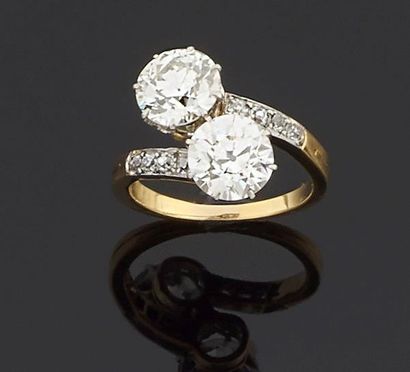 null Bague "Toi et moi" en or jaune 750 millièmes ornée au centre de deux diamants...