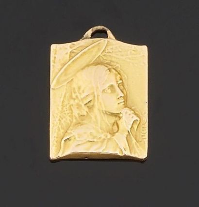 null Pendentif médaille en or jaune 750 millièmes gravé, figurant un Saint. (Fissure...