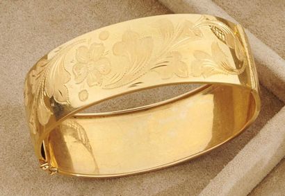 null Bracelet large rigide et ouvrant en or jaune 750 millièmes gravé à décor de...