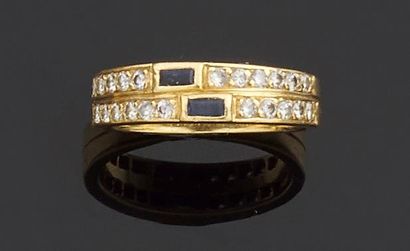null Bague en or jaune 750 millièmes figurant deux anneaux, chacun orné d'une pierre...