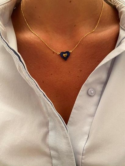 null Collier articulé en or jaune 750 millièmes retenant en pendentif un motif coeur...