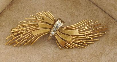 null Broche "noeud" en or jaune 750 millièmes décorée de fils d'or et ornée au centre...