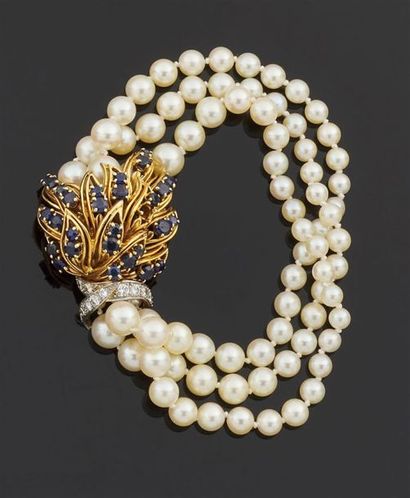 null Bracelet trois rangs de perles de culture en chute, le fermoir en or jaune 750...