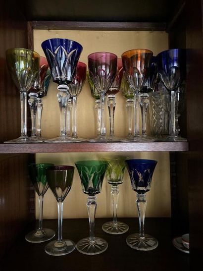 null Deux parties de service de verres de couleur en cristal, certains signés Baccarat....