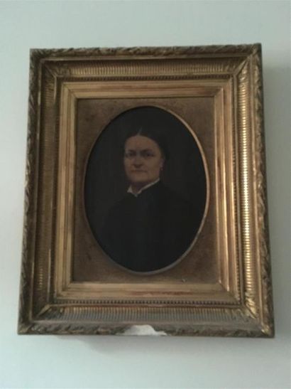 null * ECOLE DU XIXème siècle 
Portrait de femme
Huile sur toile, signée en bas à...