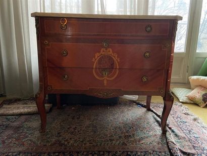 null COMMODE en bois de placage et marqueterie de bois clair, ouvrant à trois tiroirs...