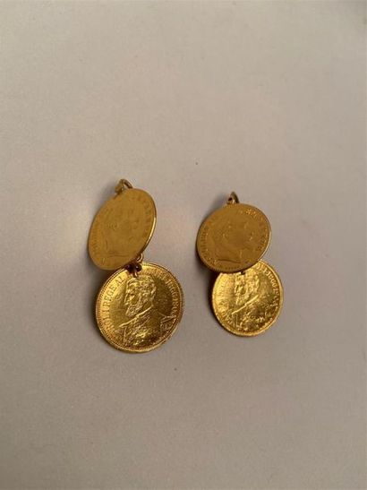 null Paire de boucles d'oreilles en or jaune ornées chacunes de deux pièces en or.
Poids...