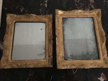 null Deux miroirs rectangulaires en bois doré à décor rocaille.
33 x 36 -30 x 25...
