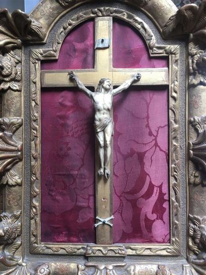 null Crucifix en ivoire 
H.: 40 cm 
Dim. du cadre en bois doré: 55x 37 cm
Fin du...