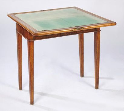 null TABLE à jeu rectangulaire en bois de placage, pieds gaines.
XIXème siècle
76...
